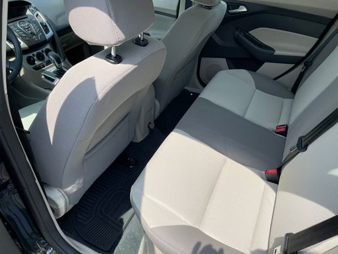 Used 2014 Ford Focus SE FWD image 4