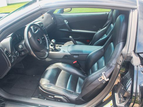Used 2006 Chevrolet Corvette Coupe w/ Performance Package RWD image 6