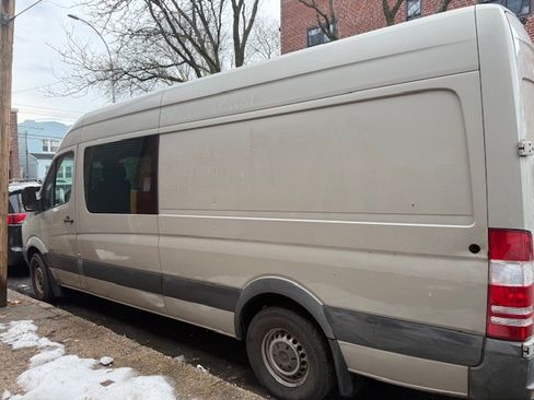 Used 2011 Mercedes-Benz Sprinter 2500 image 2