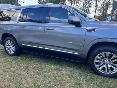 Used 2022 GMC Yukon XL Denali image 2