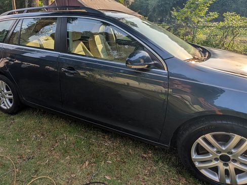 Used 2010 Volkswagen Jetta TDI FWD image 2