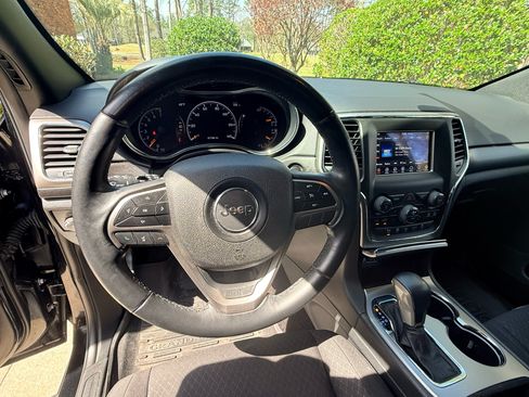 Used 2018 Jeep Grand Cherokee Laredo image 10