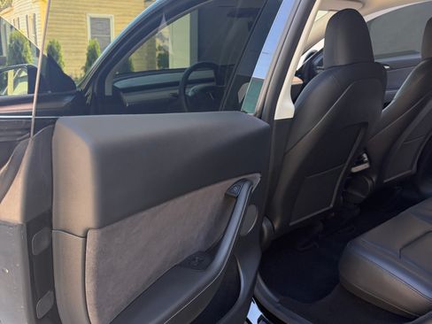 Used 2022 Tesla Model Y Long Range image 10