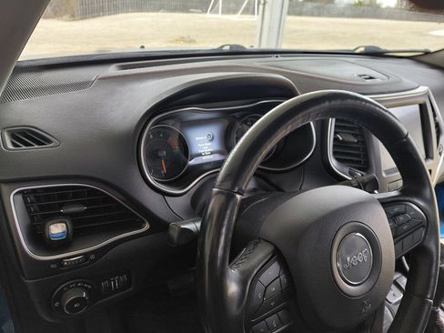 Used 2019 Jeep Cherokee Trailhawk w/ Cold Weather Group image 18