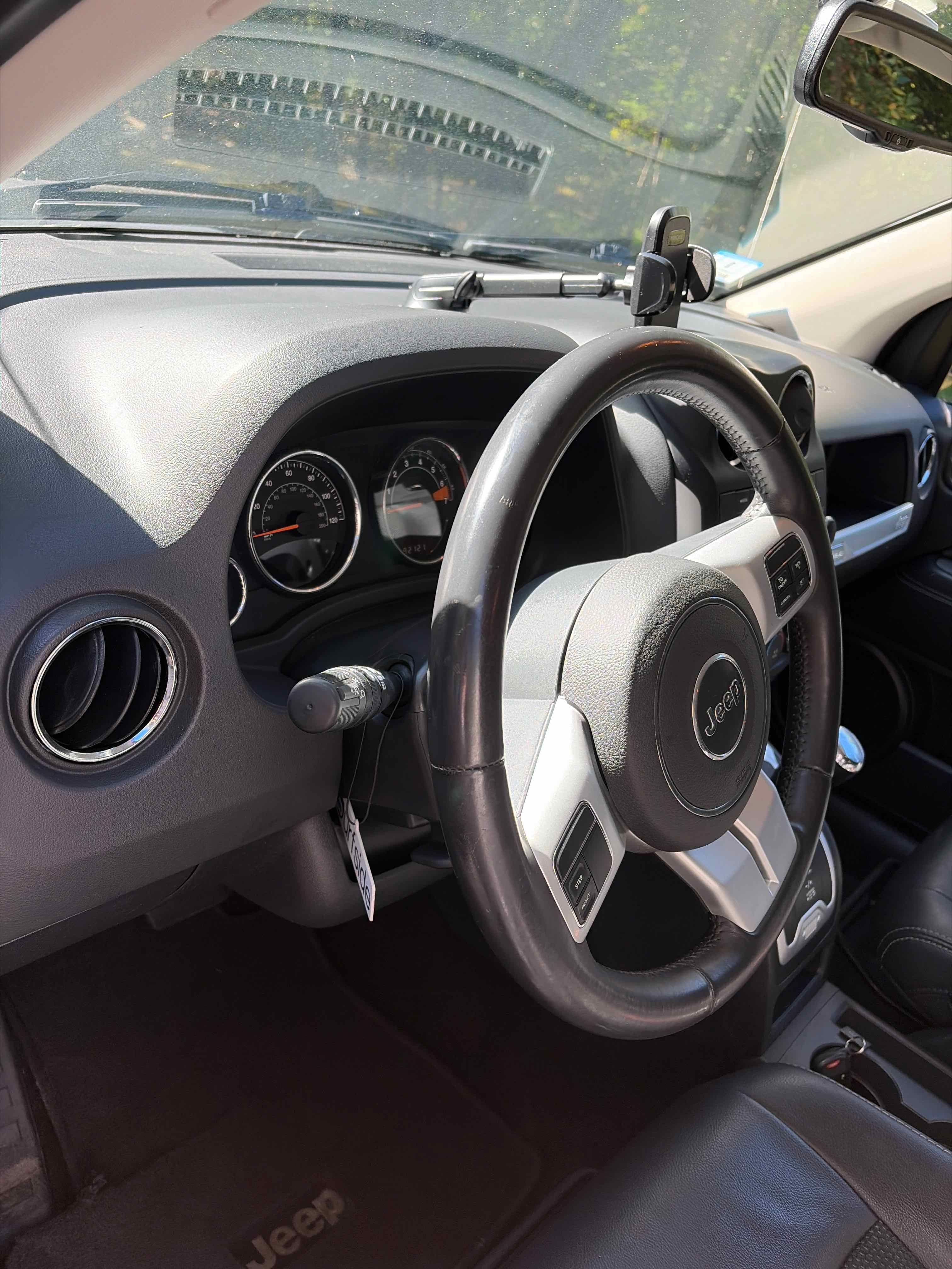 Used 2015 Jeep Compass Latitude AWD/4WD image 11