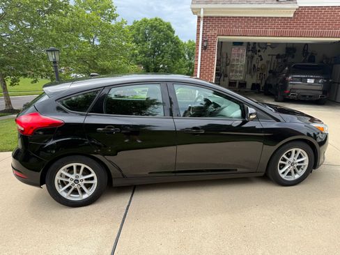 Used 2017 Ford Focus SE FWD image 2
