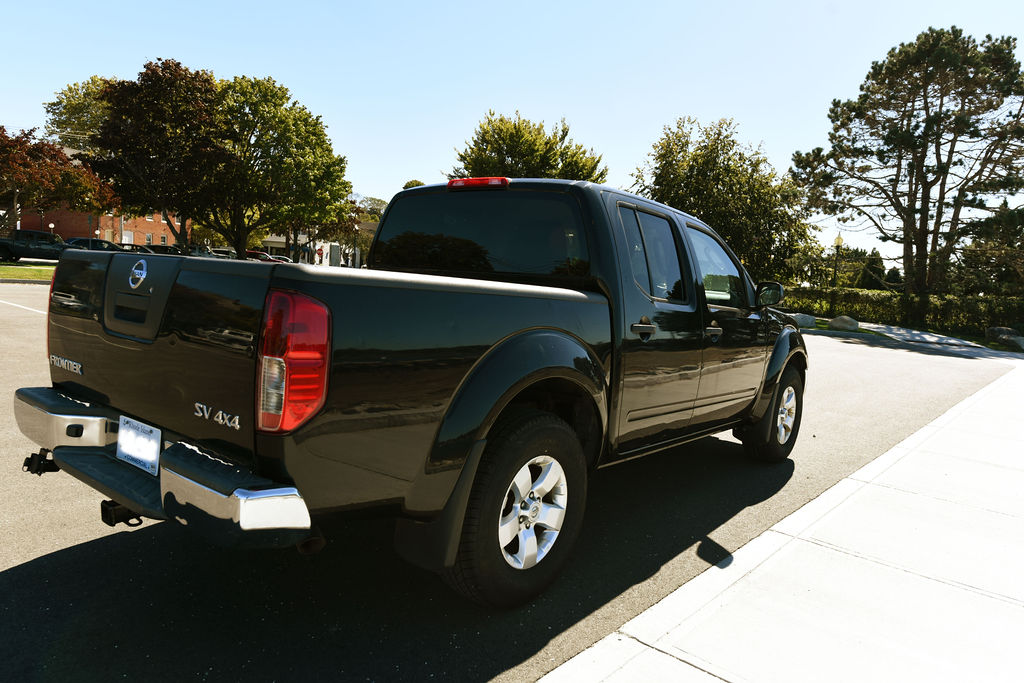 Used 2011 Nissan Frontier SV w/ SV Premium Utility Pkg AWD/4WD image 9