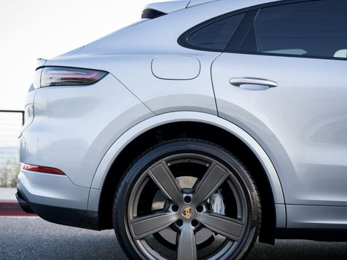 Used 2020 Porsche Cayenne Turbo image 9