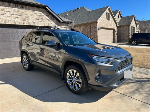 Used 2021 Toyota RAV4 XLE Premium image 6