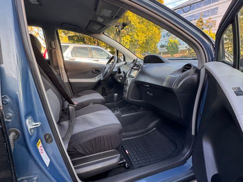 Used 2010 Toyota Yaris 4-Door Hatchback image 16