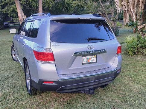 Used 2012 Toyota Highlander Limited w/ Tow Pkg FWD image 4