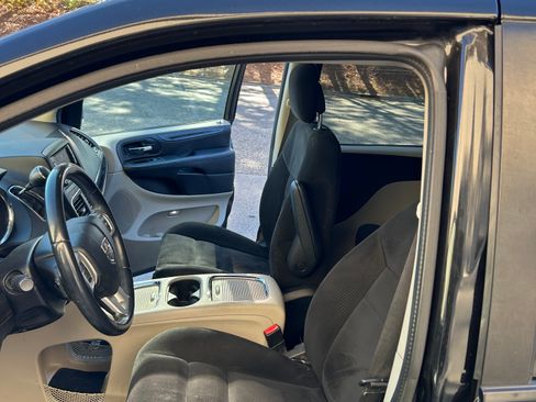 Used 2016 Dodge Grand Caravan SXT w/ Rear Park Assist Package image 5