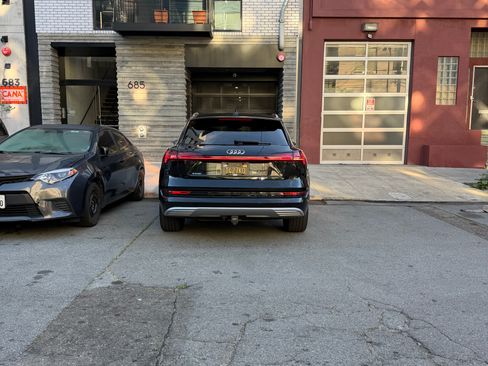 Used 2019 Audi e-tron Prestige w/ Prestige Package image 6