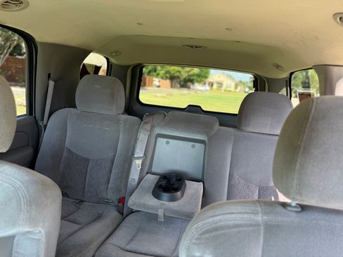 Used 2004 Chevrolet Tahoe LS w/ Preferred Equipment Group RWD image 13