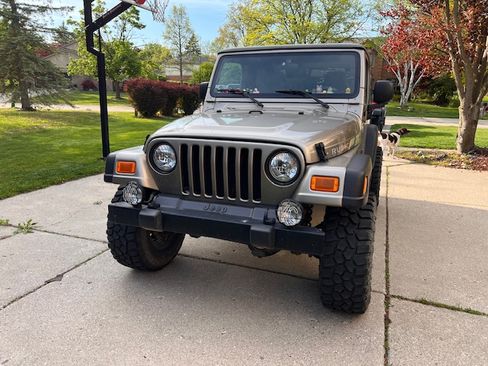 Used 2005 Jeep Wrangler Rubicon AWD/4WD image 2