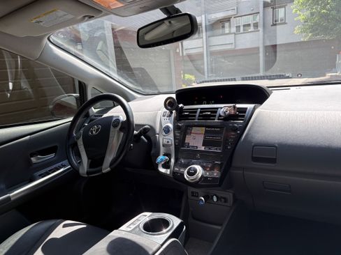 Used 2014 Toyota Prius V Five FWD image 8