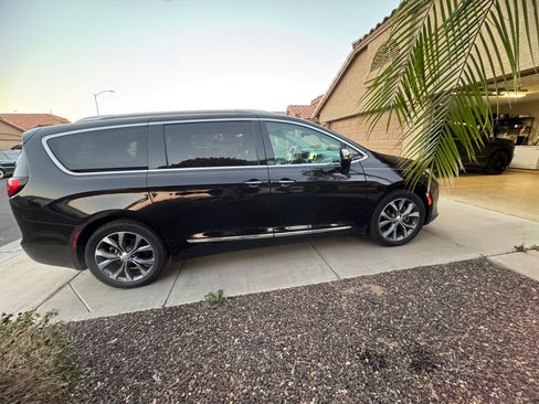 Used 2017 Chrysler Pacifica Limited w/ Tire & Wheel Group image 2