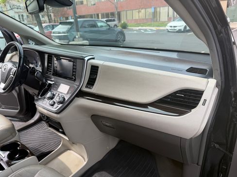 Used 2019 Toyota Sienna XLE image 15