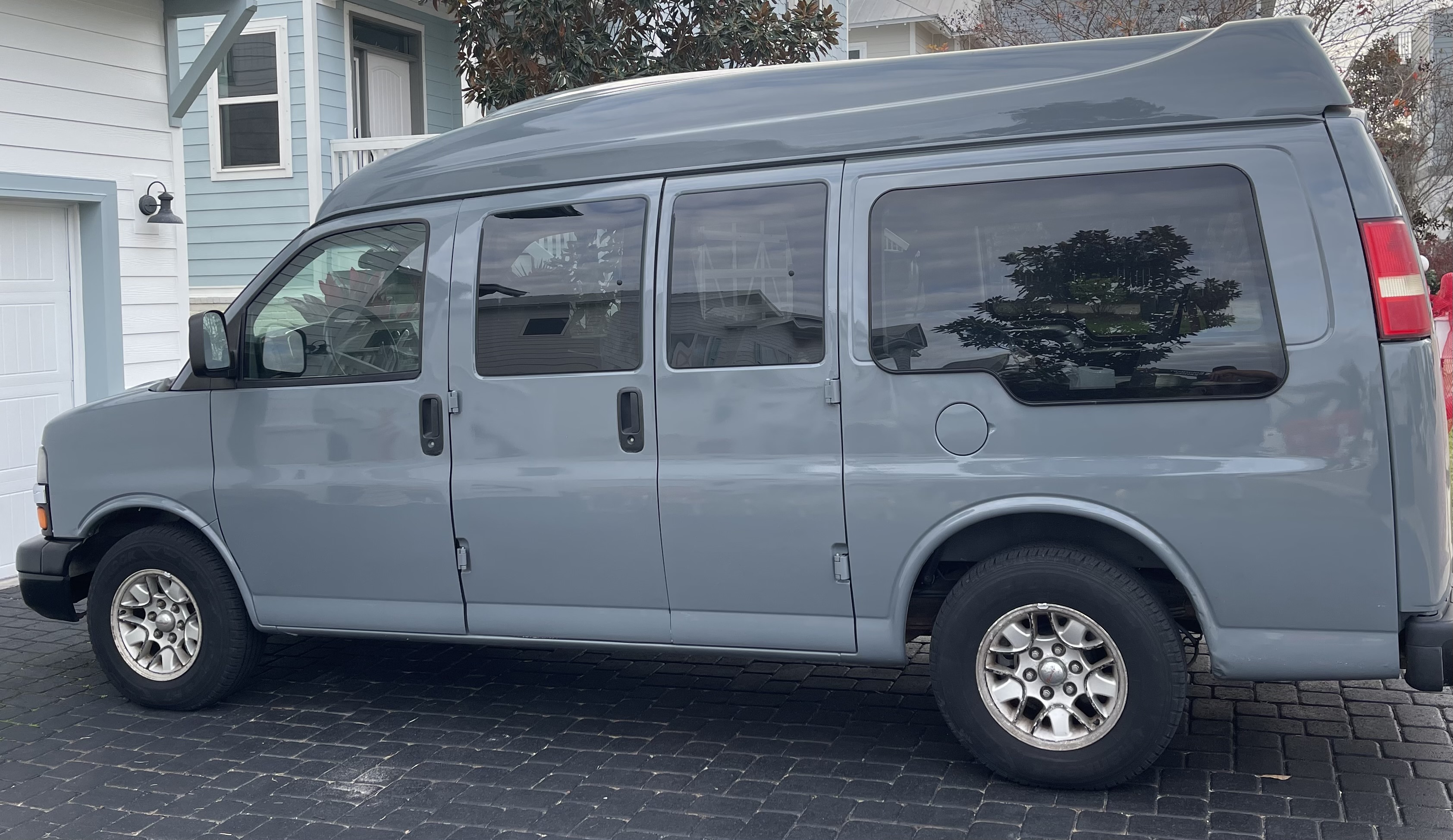 Used 2003 Chevrolet Express 1500 w/ Preferred Equipment Group 4 RWD image 1