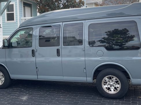 Used 2003 Chevrolet Express 1500 w/ Preferred Equipment Group 4 RWD image 1