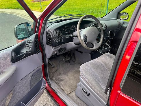 Used 1999 Dodge Grand Caravan LE image 17