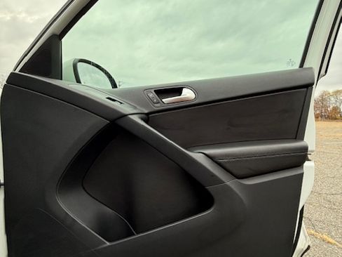 Used 2017 Volkswagen Tiguan S image 18