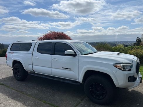 Used 2018 Toyota Tacoma TRD Sport image 5