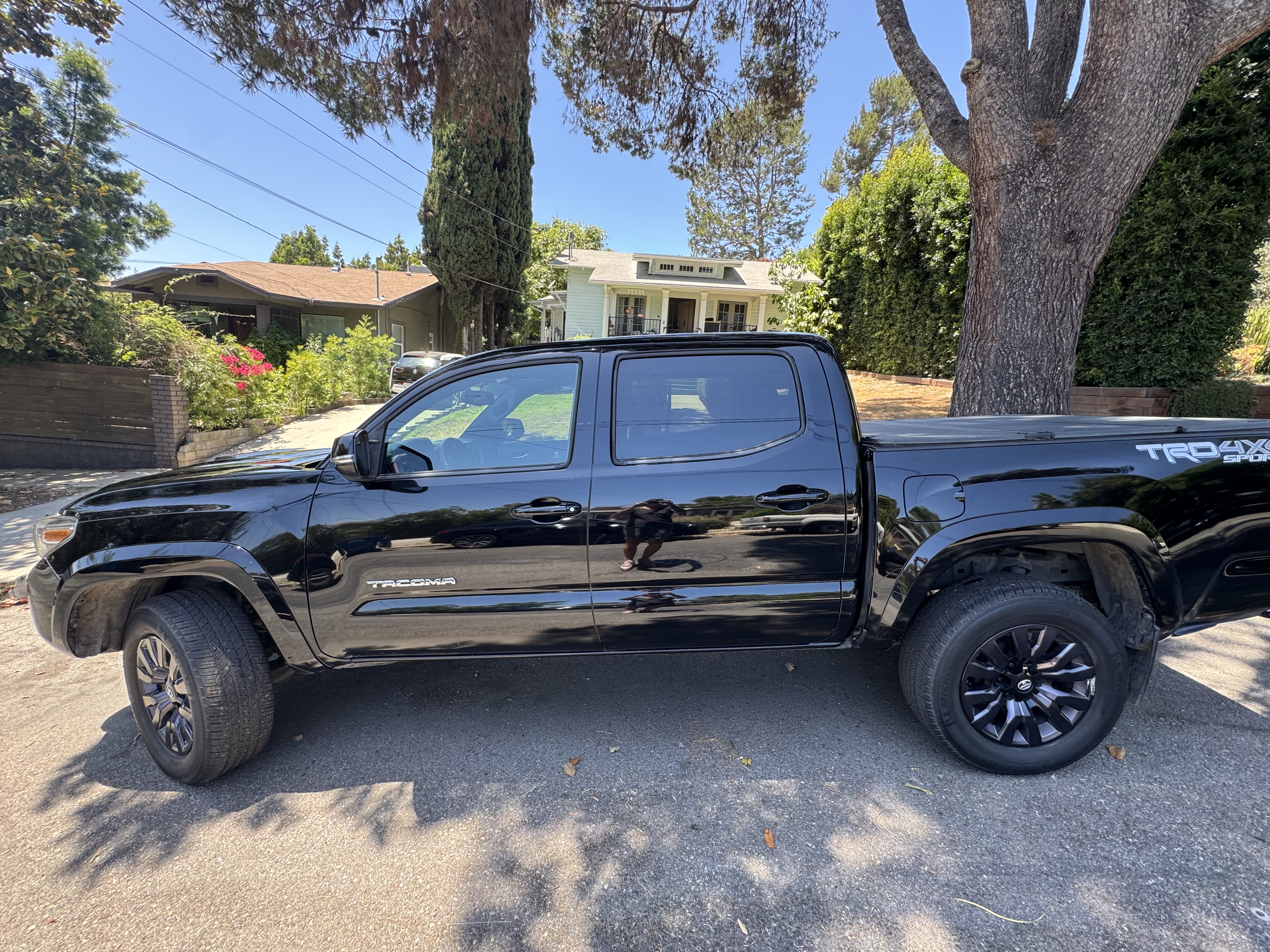 Used 2016 Toyota Tacoma TRD Sport w/ Premium & Technology Package AWD/4WD image 1
