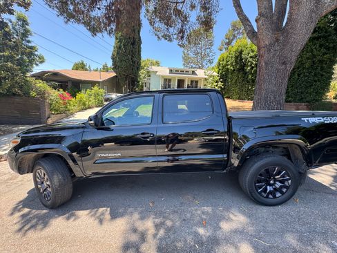 Used 2016 Toyota Tacoma TRD Sport w/ Premium & Technology Package AWD/4WD image 1