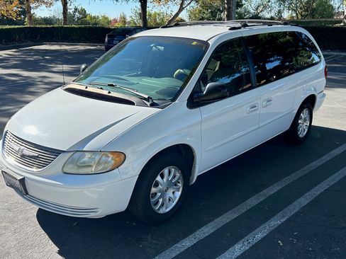 Used 2001 Chrysler Town & Country EX image 5