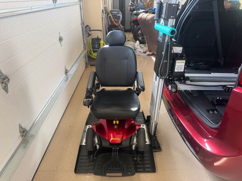 Used 2017 Chrysler Pacifica Limited w/ Advanced Safetytec Group image 16