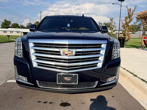 Used 2017 Cadillac Escalade ESV Platinum AWD/4WD image 9