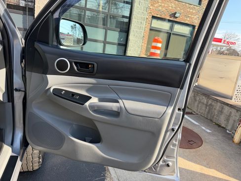 Used 2014 Toyota Tacoma 4x4 Double Cab w/ TRD Sport Package image 20