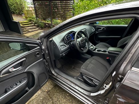 Used 2015 Chrysler 200 Limited FWD image 9