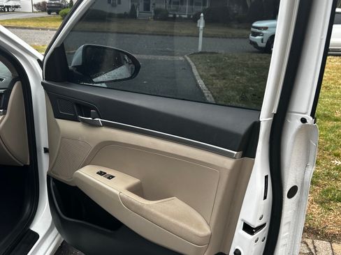 Used 2020 Hyundai Elantra SE image 9