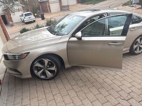 Used 2018 Honda Accord Touring image 14