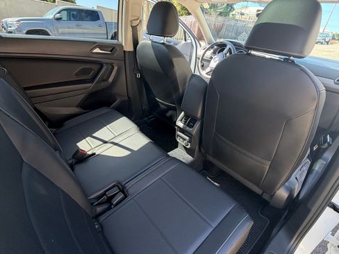 Used 2021 Volkswagen Tiguan SE w/ Panoramic Sunroof Package FWD image 9