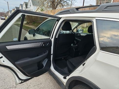 Used 2017 Subaru Outback 2.5i Premium image 9