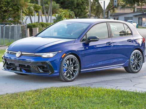 Used 2025 Volkswagen Golf w/ Euro Style Package image 5