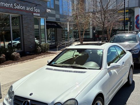 Used 2009 Mercedes-Benz CLK 350 Coupe image 14