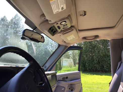 Used 2005 Chevrolet Suburban Z71 w/ Preferred Equipment Group image 9