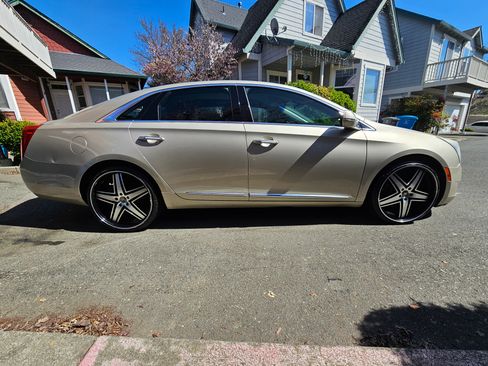 Used 2014 Cadillac XTS Luxury image 2