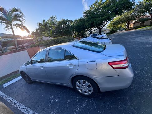 Used 2010 Toyota Camry LE image 4