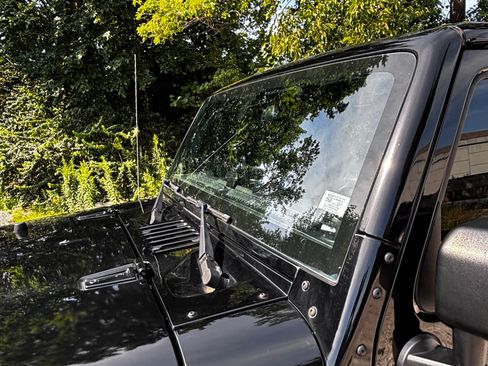 Used 2012 Jeep Wrangler Unlimited Sahara w/ Connectivity Group AWD/4WD image 8