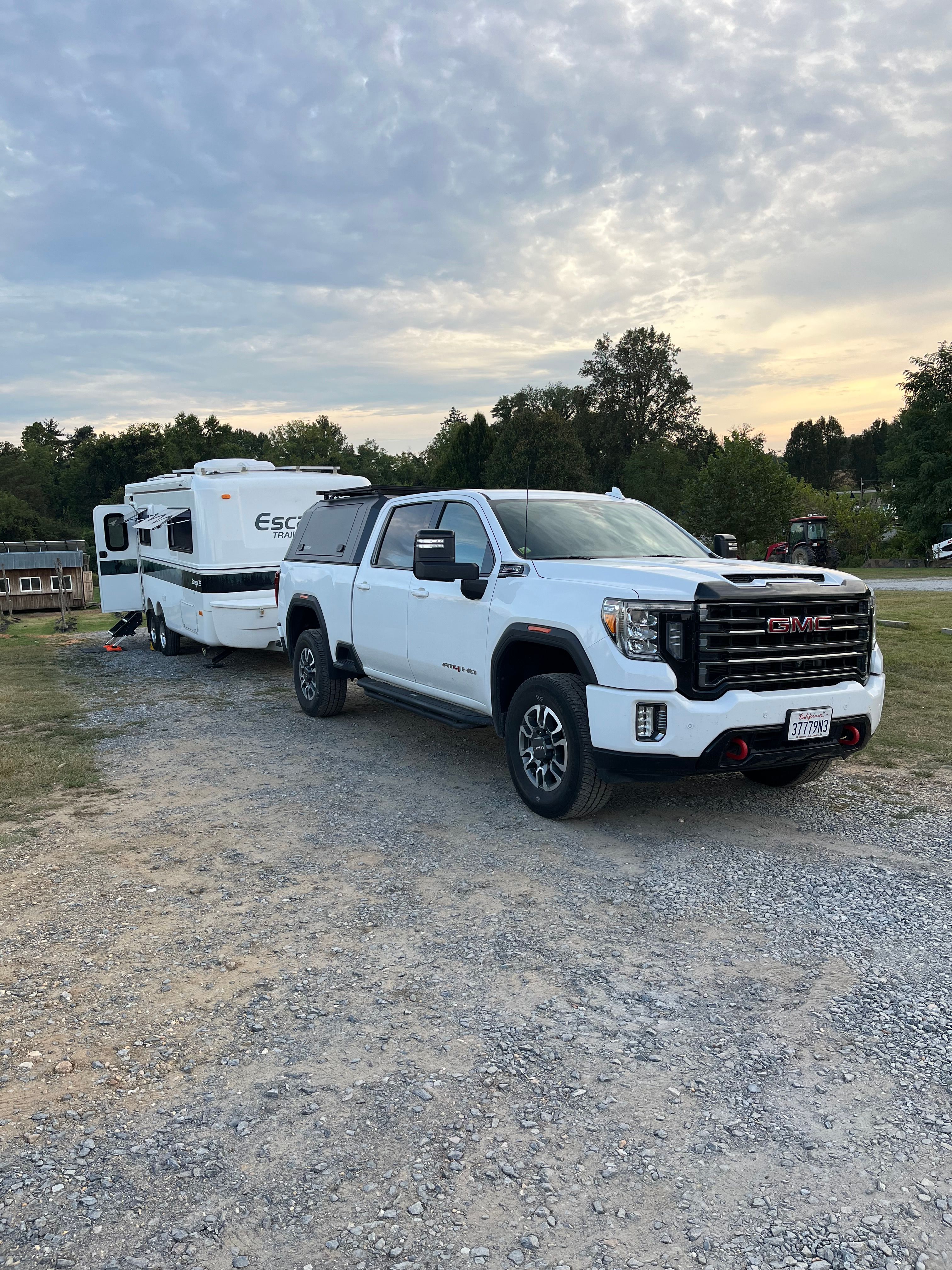Used 2022 GMC Sierra 2500 AT4 w/ AT4 Preferred Package AWD/4WD image 2