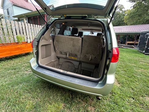 Used 2010 Toyota Sienna XLE image 9