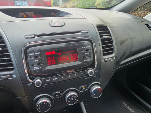 Used 2017 Kia Forte LX image 11