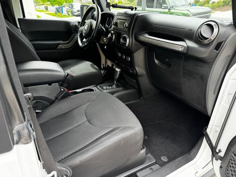 Used 2018 Jeep Wrangler Sport AWD/4WD image 18