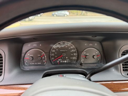 Used 2004 Ford Crown Victoria image 13