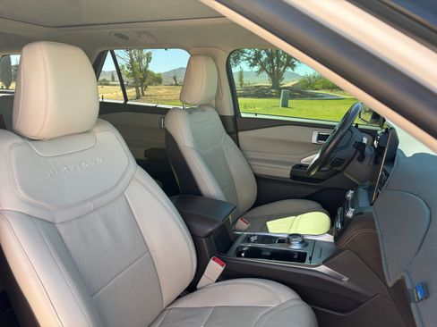 Used 2020 Ford Explorer Platinum w/ Premium Technology Package AWD/4WD image 6